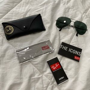 Black Aviator Ray-Bans 👓